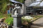 狸和尚の像と石川雲蝶の碑